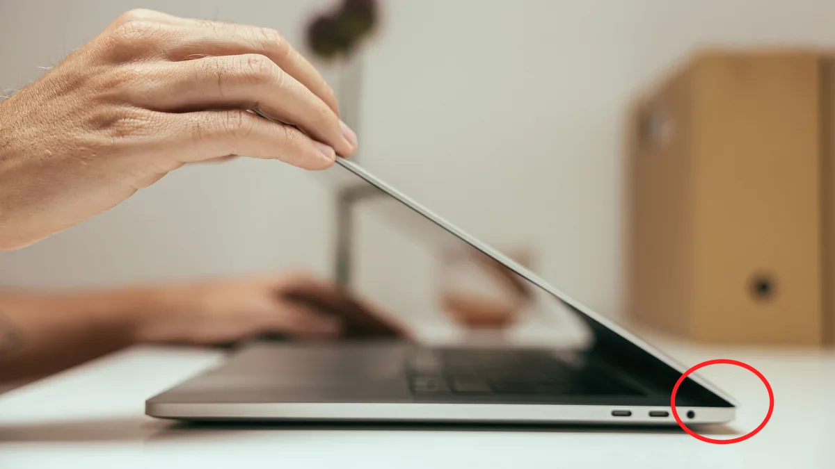 إيد بتقفل شاشة لابتوب والمفصلة باينة