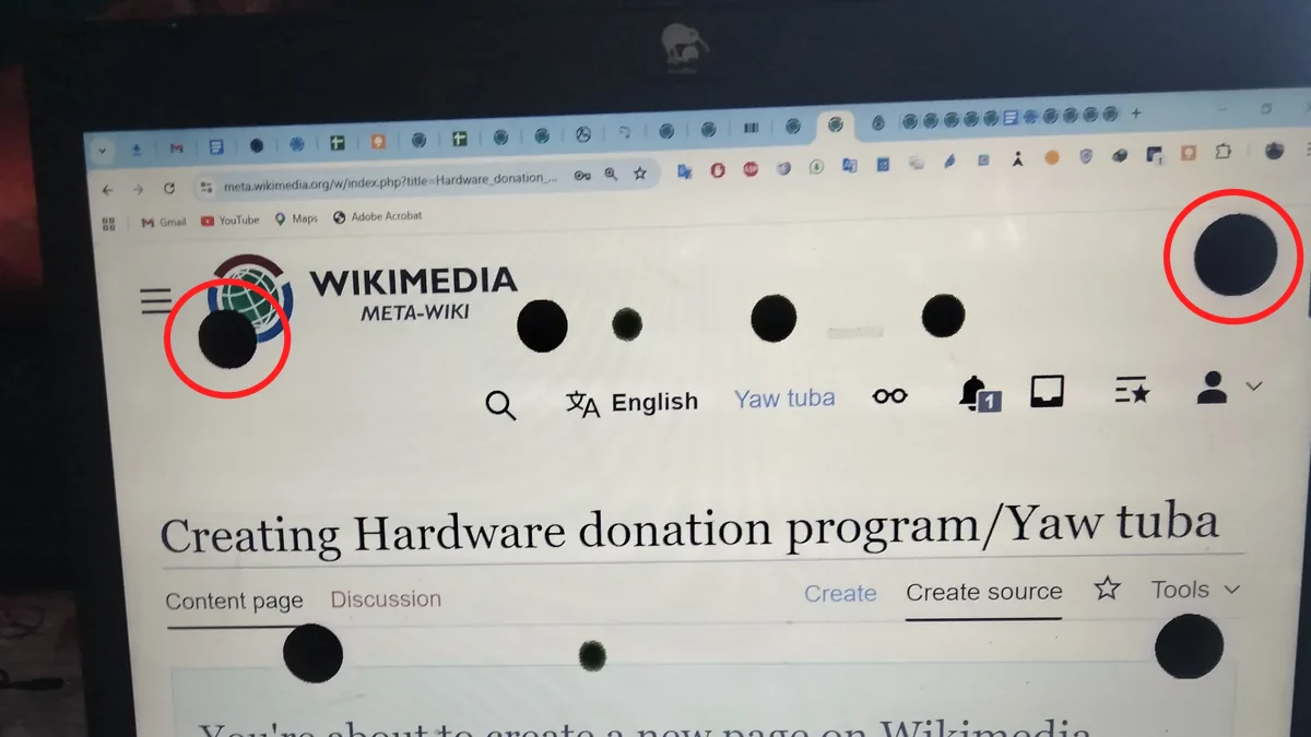 شاشة لابتوب عليها صفحة بيضا وفيها بقع سودا
