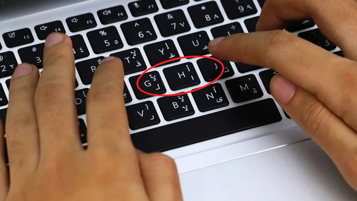 إيدين بيكتبوا على كيبورد لابتوب بحروف عربي وإنجليزي