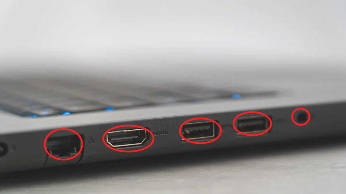 جنب لابتوب وفيه مخارج USB و HDMI ومخرج صوت