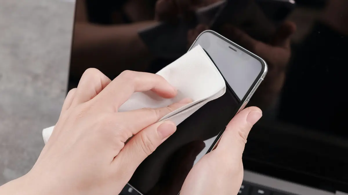 موبايل بيتنضف بقطعة قماش ميكروفايبر